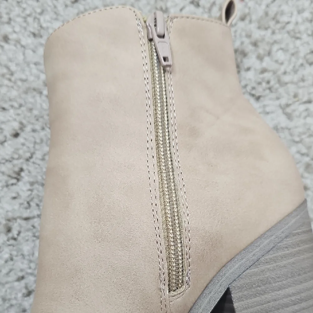 Universal Thread chic tan